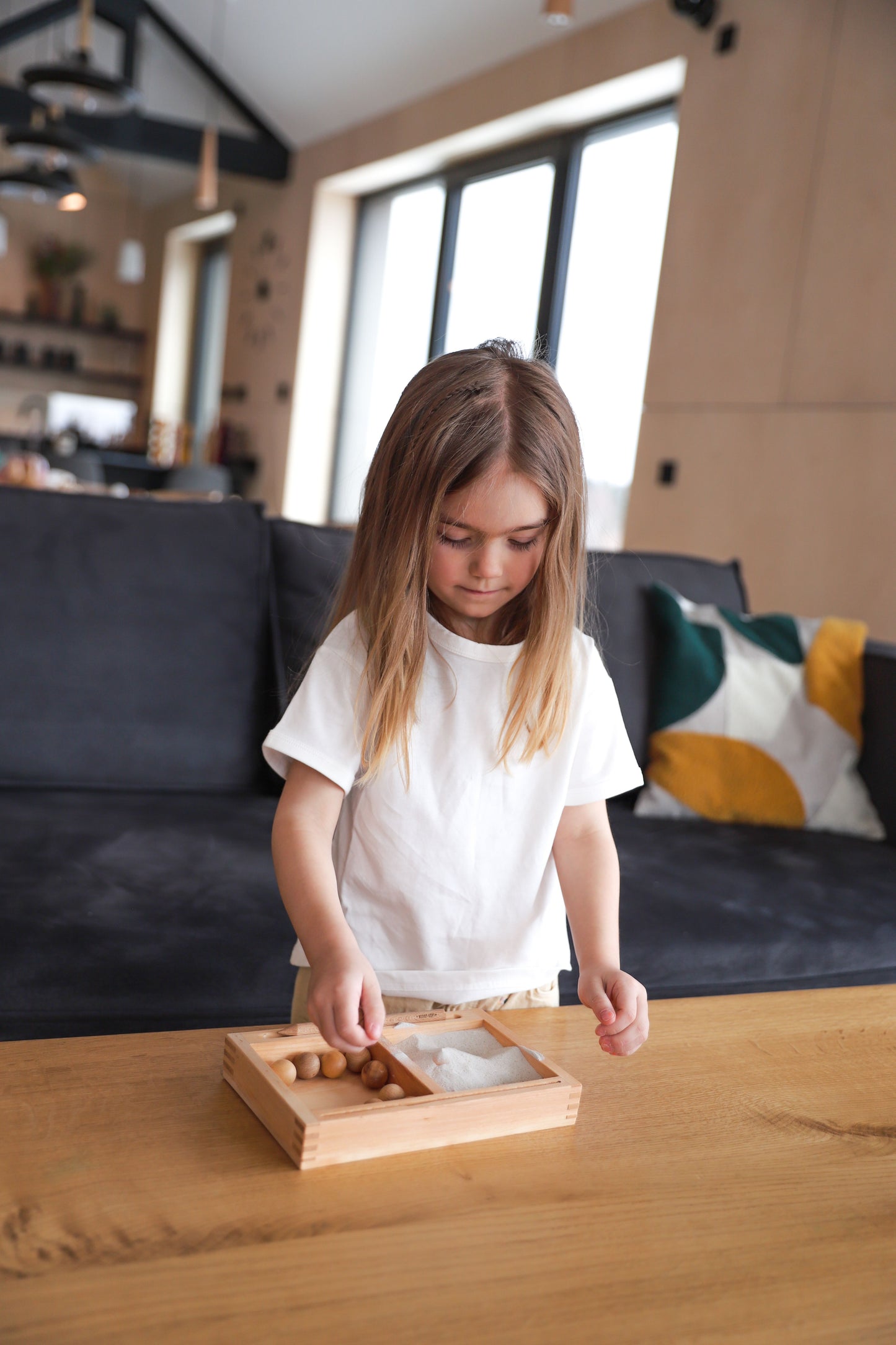 tacka do pisania w piasku z przegrodą + uchwyt na karty - zabawka sensoryczna