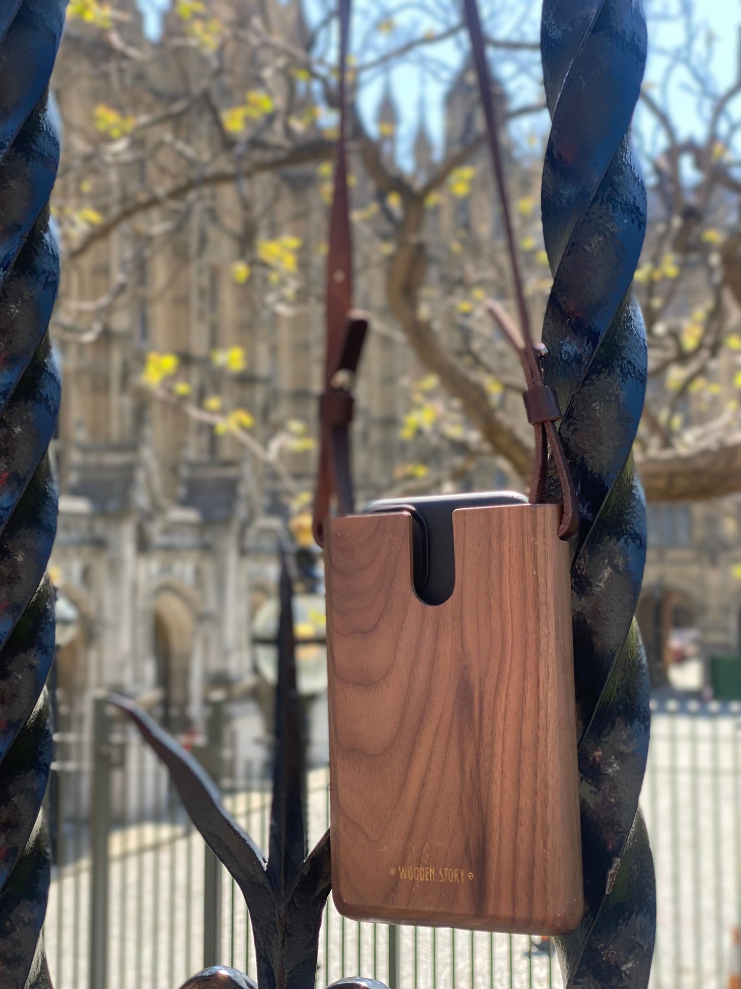 drewniana torebka na telefon